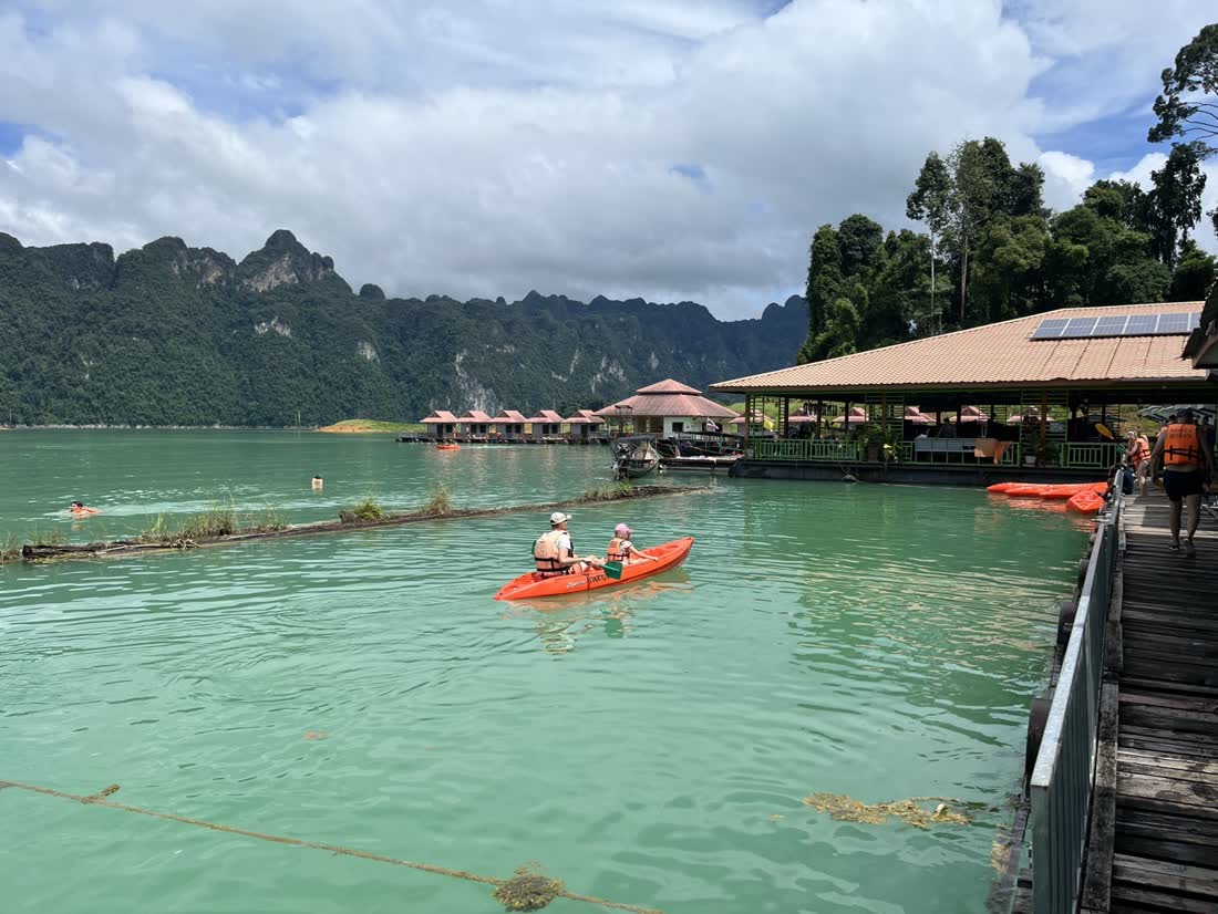 Kanoën door de jungle bij Khao Sok, Zuid-Thailand